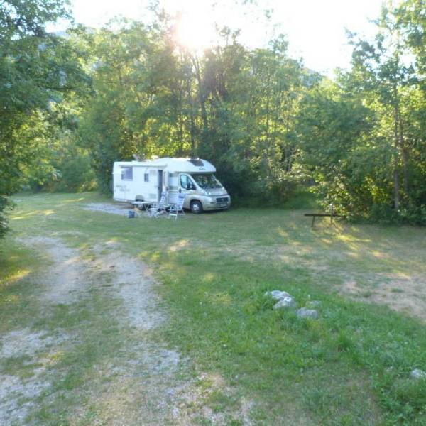 caravane emplacement herbe